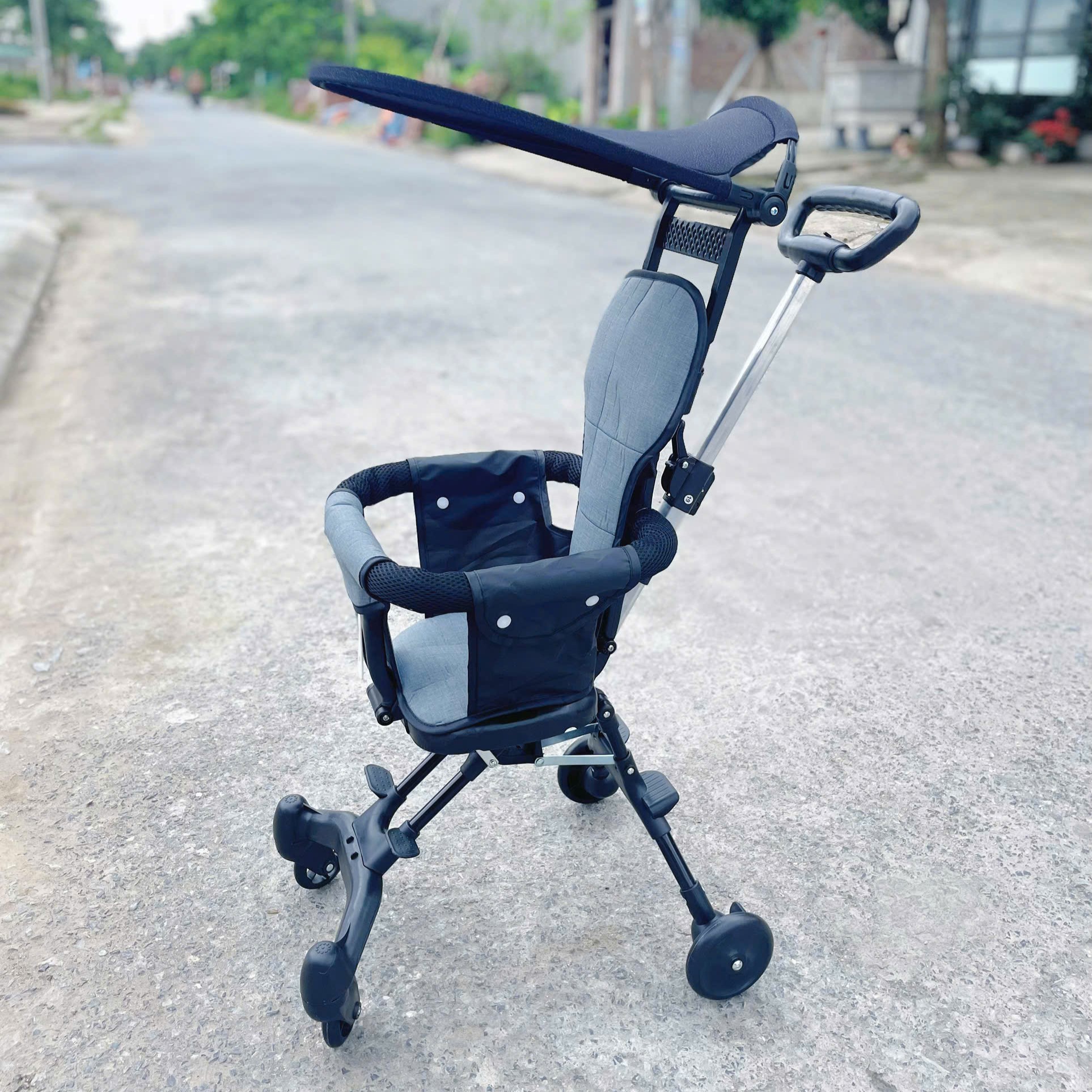 Xe đẩy đen gấp gọn có mái che